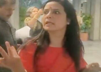 তৃণমূল প্রার্থী মহুয়া মৈত্রের বাবার ফ্লাটে সিবিআই হানা