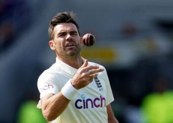 নতুন ইতিহাস গড়লেন ৪১ বছরের জেমস অ্যান্ডারসন