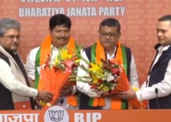 আনুষ্ঠানিকভাবে বিজেপিতে যোগদান করলে অর্জুন সিং ও দিব্যেন্দু অধিকারী
