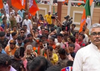 প্রতিদ্বন্দ্বী তৃণমূলের প্রাক্তন ক্রিকেটার প্রার্থীকে ‘বাউন্সার’ দিয়ে খেলা ঘোরানোর হুঙ্কার দিলেন দিলিপ ঘোষ