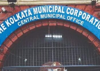 গার্ডেনরিচের পর এবার বিরাটি ও চেতলা, খোদ মেয়র ফিরহাদ হাকিমের এলাকায় বাড়ির একাংশ ভেঙে মৃত এক