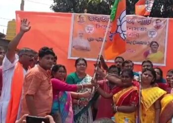 লোকসভা ভোটের মুখেই সিঙ্গুরে তৃণমূল ছেড়ে শত শত গ্রামবাসী যোগ দিলেন বিজেপিতে