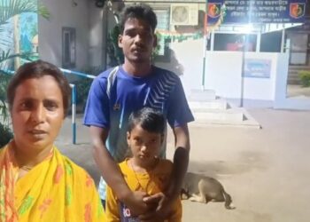 ট্রেনে চেপে কাটোয়ায় চলে যাওয়া শিশুকে উদ্ধার করে ভাতার থানার পুলিশের হাতে তুলে দিয়ে গেলেন মহিলা