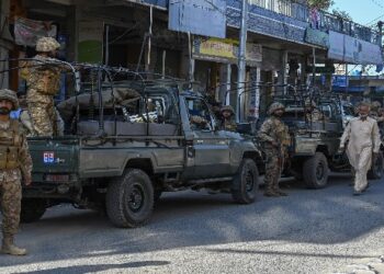 পাকিস্তানের নৌসেনা ঘাঁটিতে হামলা চালিয়েছে বেলুচ লিবারেশন আর্মির যোদ্ধারা