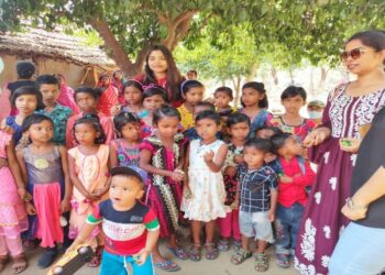 দুঃস্থ শিশুদের সঙ্গে নিজের জন্মদিন পালন করলেন হুগলির তরুণী