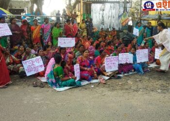 অর্থ আত্মসাৎ ও অনিয়মের বিরুদ্ধে সন্দেশখালির মহিলাদের কায়দায় পথে নেমে গর্জে উঠলো স্বনির্ভর গোষ্ঠীর মহিলারা