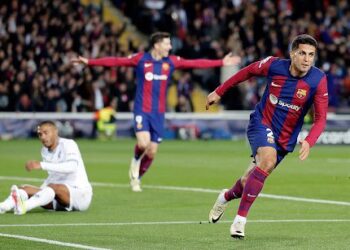 নাপোলিকে ৩-১ গোলে পরাজিত করে ইউরোপিয়ান চ্যাম্পিয়ন্স লিগের কোয়ার্টার ফাইনালে বার্সেলোনা