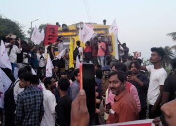 বর্ধমান-কাটোয়া রেললাইনে ট্রেনের সংখ্যা বাড়ানোর দাবিতে ভাতারের আমারুন স্টেশনে ট্রেন অবরোধ সিপিএমের