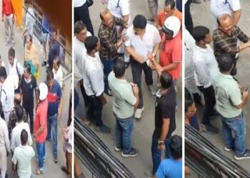 ঢাকুরিয়ায় বিজেপির জেলা কার্যালয় থেকে ৫ কার্যকর্তাকে ধাক্কা দিতে দিতে তুলে নিয়ে গেল পুলিশ, প্রতিবাদে পথ অবরোধ