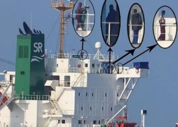 সোমালিয়ার জলদস্যুদের কবল থেকে বাংলাদেশি জাহাজকে উদ্ধার করতে যুদ্ধজাহাজ মোতায়েন করেছে ভারত
