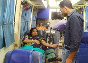 গুসকরায় রক্তদান শিবিরের আয়োজন করলেন মহিলারা