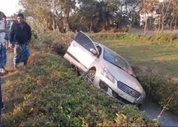 বাইক আরোহীকে বাঁচাতে গিয়ে সজোরে ব্রেক কষে উলটো মুখে হয়ে গেল তীব্র গতির চারচাকা গাড়ি, বরাত জোরে প্রাণে বাঁচলেন গাড়ির যাত্রীরা