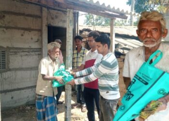 মুখ ফিরিয়েছে পঞ্চায়েত ও প্রশাসন, সাহায্যের হাত বাড়িয়ে দিলেন ভাতার থানার ওসি, দারিদ্র্যের সঙ্গে লড়াই করা গৃহহীন বৃদ্ধ ফিরে পেলেন বেঁচে থাকার অনুপ্রেরণা