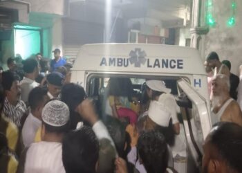 গার্ডেনরিচে নির্মীয়মাণ বহুতল ভেঙে পড়ল পাশের ঝুপড়িতে, বহু হতাহতের আশঙ্কা