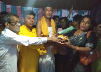 বাঁকুড়ায় দুঃস্থদের বস্ত্রদান করলেন বৃহন্নলারা