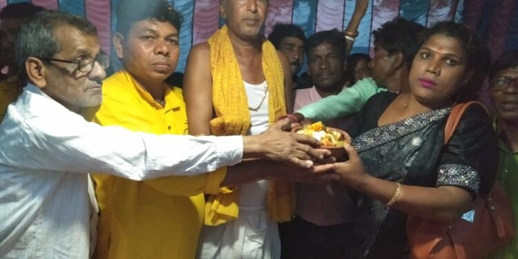 বাঁকুড়ায় দুঃস্থদের বস্ত্রদান করলেন বৃহন্নলারা