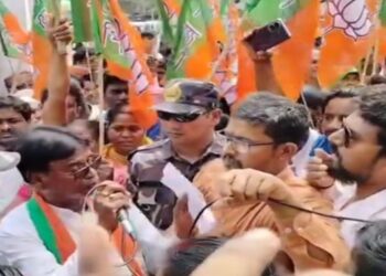 হরিশ্চন্দ্রপুরে বিজেপির নেতা কর্মীদের উপর   হামলার অভিযোগ তৃণমূলের পঞ্চায়েত সদস্যার স্বামী ও তার দলবলের বিরুদ্ধে, প্রতিবাদে থানা ঘেরাও করলেন বিজেপি সাংসদ