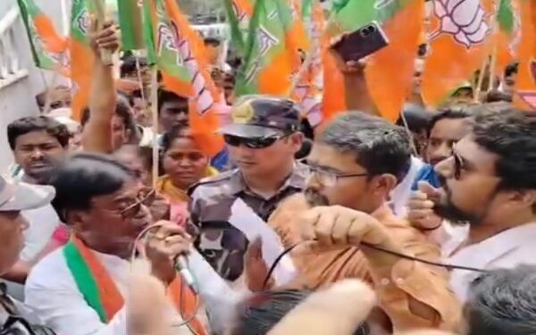হরিশ্চন্দ্রপুরে বিজেপির নেতা কর্মীদের উপর   হামলার অভিযোগ তৃণমূলের পঞ্চায়েত সদস্যার স্বামী ও তার দলবলের বিরুদ্ধে, প্রতিবাদে থানা ঘেরাও করলেন বিজেপি সাংসদ