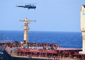 সোমালি জলদস্যুদের কবল থেকে জাহাজ রুয়েনের ১৭ ক্রু সদস্যকে নিরাপদে উদ্ধার করেছে যুদ্ধজাহাজ আইএনএস কলকাতা, আত্মসমর্পণ করেছে ৩৫ জলদস্যু