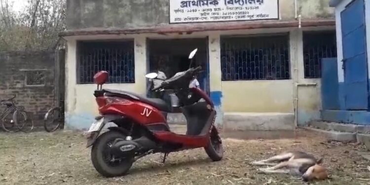 ভাতারের কসিগ্রাম প্রাথমিক বিদ্যালয়ের সীমানা প্রাচীর নির্মান না হওয়ায় ক্ষোভ