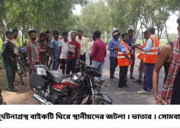 বেপরোয়া গতিতে এসে গাছে ধাক্কা বাইকের, গুরুতর আহত বাইক চালক