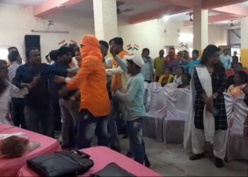 আসানসোলে বিজেপি প্রার্থীর সামনেই হাতাহাতিতে জড়াল কর্মীরা