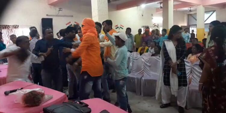 আসানসোলে বিজেপি প্রার্থীর সামনেই হাতাহাতিতে জড়াল কর্মীরা