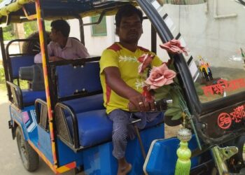 অর্কেস্ট্রা দল ছেড়ে এখন টোটোর ভরসাতেই জীবন চলছে মঙ্গলকোটের বিশেষ চাহিদা সম্পন্ন যুবকের জীবন