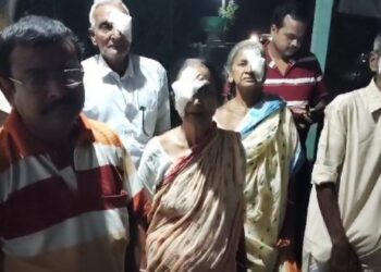 শহরে নিয়ে গিয়ে ২৪ জনের নিখরচায় চোখের ছানির অস্ত্রপচার করিয়ে আনল ভাতারের হোয়াটসঅ্যাপ গ্রুপ