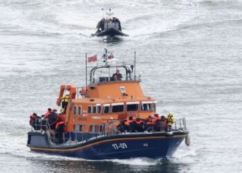 যুক্তরাজ্যের রুয়ান্ডা নীতি পাশ করার কয়েক ঘণ্টা পর ইংলিশ চ্যানেলে নৌকা ডুবে মৃত্যু শিশুসহ ৫ অভিবাসীর