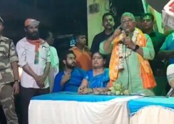 “দিদি খালি ভাষণ দিচ্ছেন আর ফুটানি মারছেন” : দুর্নীতির টাকা তৃণমূল নেতাদের ‘গলায় গামছা’ দিয়ে আদায় করার প্রতিশ্রুতি দিয়ে মমতাকে নজিরবিহীন ভাষায় আক্রমণ করলেন বিজেপির দিলীপ