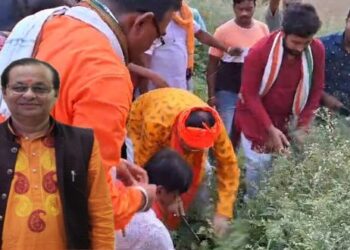 দলীয় কার্যালয়ের আশপাশের জঙ্গল সাফ করে বাংলা থেকে তৃণমূলকে সাফ করার বার্তা বিজেপি প্রার্থীর