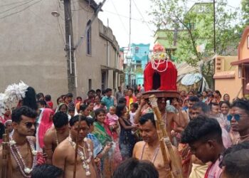 ঐতিহ্যবাহী গাজন উৎসব ঘিরে জমজমাট কাটোয়ার নন্দীগ্রাম