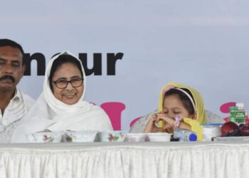 “একটা ভোটও যেন অন্য কোনও দলে না যায়” : ইদের অনুষ্ঠানে বার্তা মমতা ব্যানার্জির