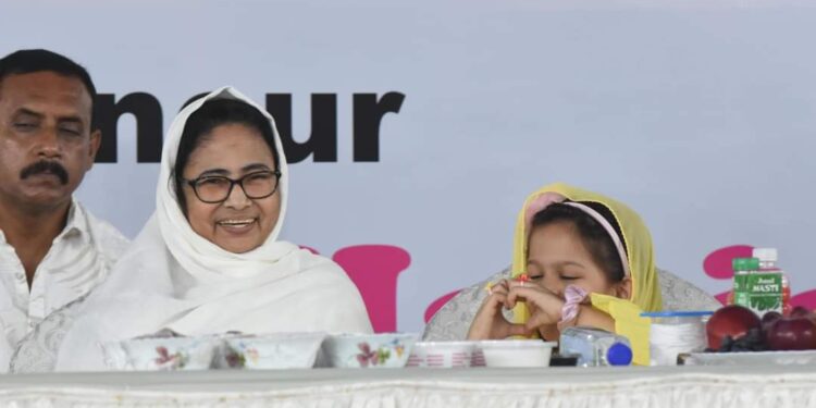 “একটা ভোটও যেন অন্য কোনও দলে না যায়” : ইদের অনুষ্ঠানে বার্তা মমতা ব্যানার্জির