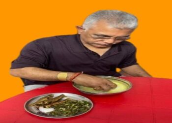 ‘ছোট মাছ ভাজা, শাক এবং ছাঁচি পিঁয়াজ’ দিয়ে ‘পান্তা ভাত’ খাওয়ার ছবি পোস্ট করলেন দিলীপ ঘোষ