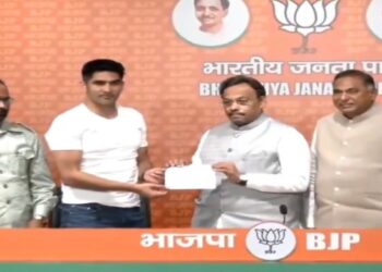 ঘুম থেকে উঠেই হৃদয় পরিবর্তন !  বিজেপিতে যোগ দিলেন কংগ্রেস নেতা তথা বক্সার বিজেন্দর সিং