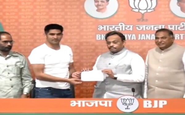 ঘুম থেকে উঠেই হৃদয় পরিবর্তন !  বিজেপিতে যোগ দিলেন কংগ্রেস নেতা তথা বক্সার বিজেন্দর সিং