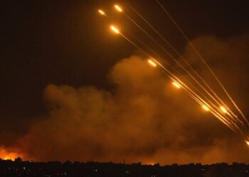 ইসরায়েলে ক্ষেপণাস্ত্র এবং ড্রোন হামলা শুরু করেছে ইরান, ইরানি হামলায় গুরুতর আহত বেদুইন গ্রামের ৭ বছরের মেয়ে