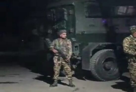 উত্তর কাশ্মীরের বারামুল্লা জেলার সোপোরে এনকাউন্টার গোষ্ঠীর শীর্ষ কমান্ডারসহ ২ সন্ত্রাসী খতম