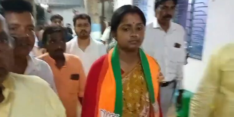 কেতুগ্রামে বিজেপির মণ্ডল সভাপতির বাড়ি ভাঙচুর, জীবন্ত পুড়িয়ে মারার হুমকির অভিযোগ তৃণমূলের বিরুদ্ধে