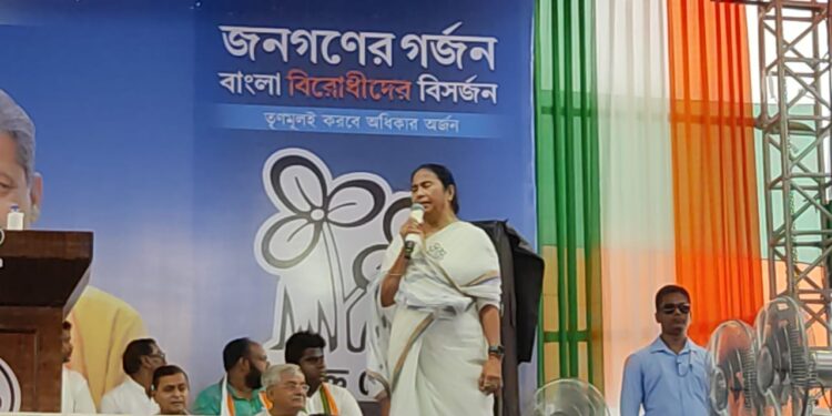 “এইগুলো বাচ্ছার জীবন কেড়ে নিয়ে নাচছিস?” বেআইনিভাবে নিয়োগ করা ২৫ হাজার চাকরি আদালত বাতিল করায় নজিরবিহীন ভাষায় অসন্তোষ প্রকাশ করলেন মমতা ব্যানার্জি