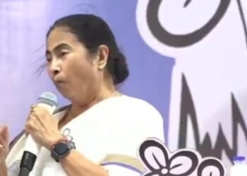 ‘ভুল শুধরে নেওয়ার কথা বললে, সেটা না হয় আমরা চেষ্টা করে দেখতাম, কিন্তু এক কলমের খোঁচায় ২৬ হাজার ছেলে মেয়ের চাকরি খেয়ে নিল !’ : আক্ষেপ মমতা ব্যানার্জির