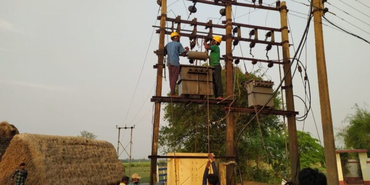 ‘এইদিন’-এর খবরের জের, অবশেষে নতুন ট্রান্সফরমার পেল মঙ্গলকোটের গণপুরবাসী