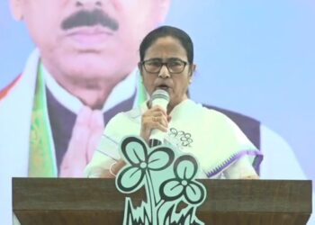 বিজেপি ছাড়াও লোকসভা ভোটে মমতা নিশানায় এখন আদালত ও নির্বাচন কমিশন