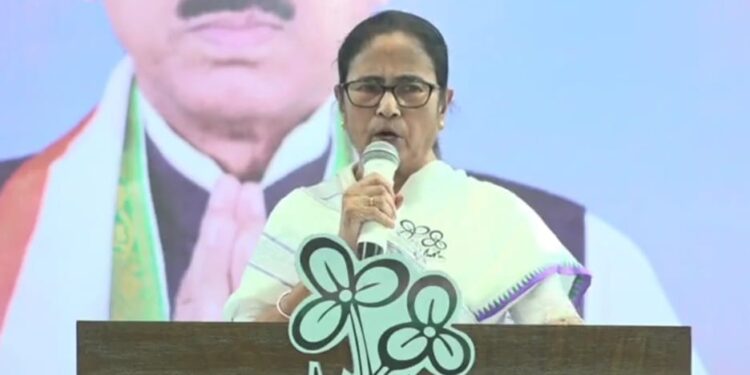 বিজেপি ছাড়াও লোকসভা ভোটে মমতা নিশানায় এখন আদালত ও নির্বাচন কমিশন