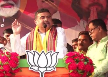 এক ঝুড়ি লোককে নিয়ে সভা করেছে একজন : ‘হারাধন’ মমতা ব্যানার্জিকে কটাক্ষ শুভেন্দু অধিকারীর