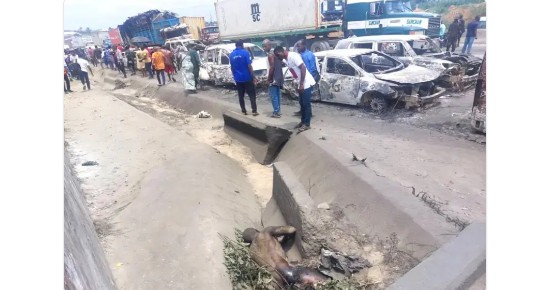 নাইজেরিয়ার রিভার রাজ্যে তেল ট্যাঙ্কার বিস্ফোরণে চারজনের জীবন্ত দগ্ধ হয়ে মৃত্যু, ভস্মীভূত ৭০ টি গাড়ি