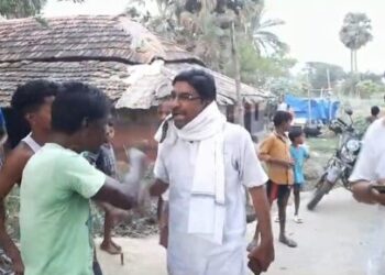 বাঁকুড়ার গ্রামে পানীয় জলের অভাব, তৃণমূলের প্রচার গাড়ি আটকে বিক্ষোভ