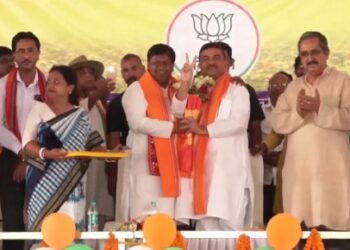 “আজ মমতা ব্যানার্জি আর পার্থ চ্যাটার্জির সর্বনাশ হয়েছে,তৃণমূল মানেই চোর” : ২৬ হাজার শিক্ষকের চাকরি বাতিল প্রসঙ্গে বললেন শুভেন্দু অধিকারী